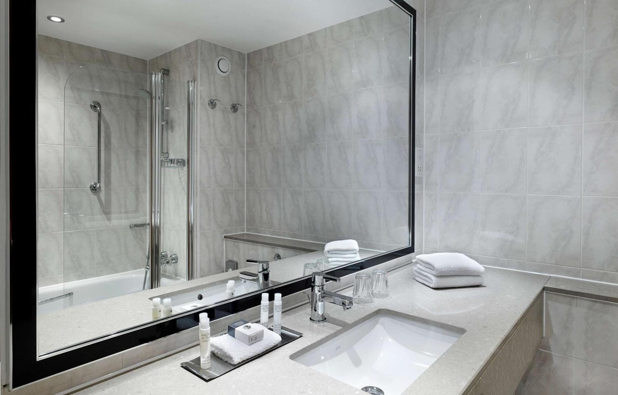 Doubletree By Hilton Woking Hotell Eksteriør bilde
