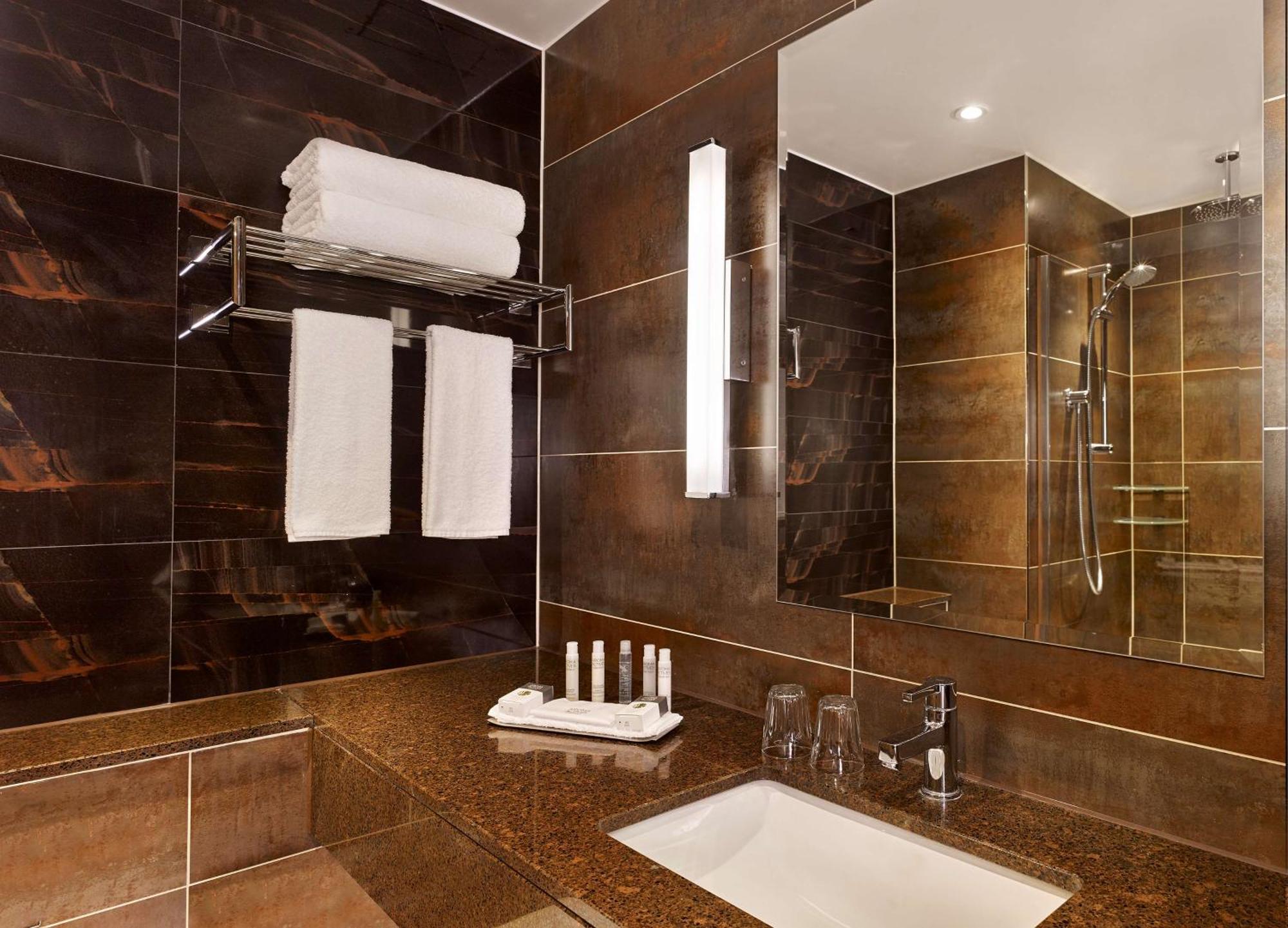 Doubletree By Hilton Woking Hotell Eksteriør bilde