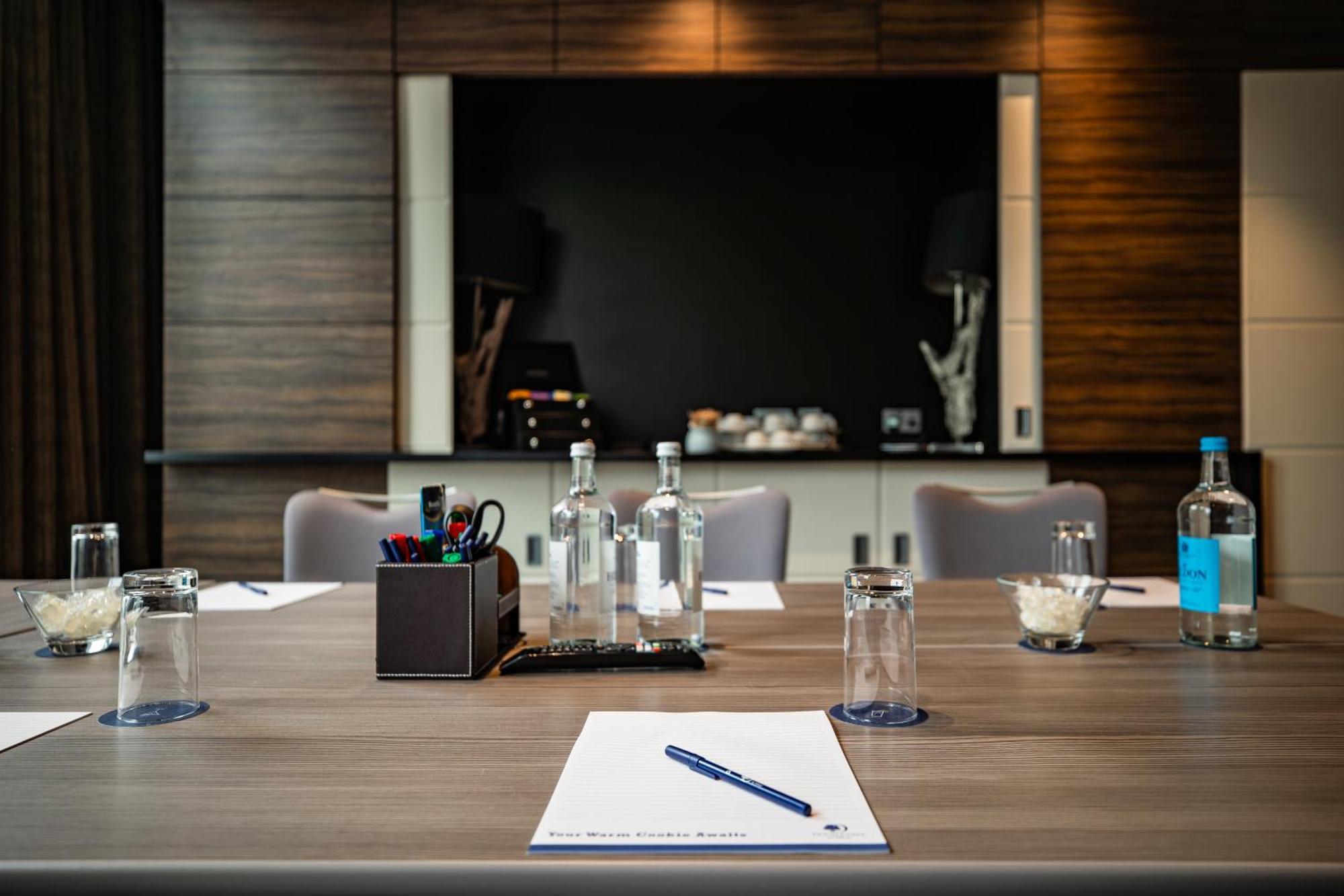 Doubletree By Hilton Woking Hotell Eksteriør bilde