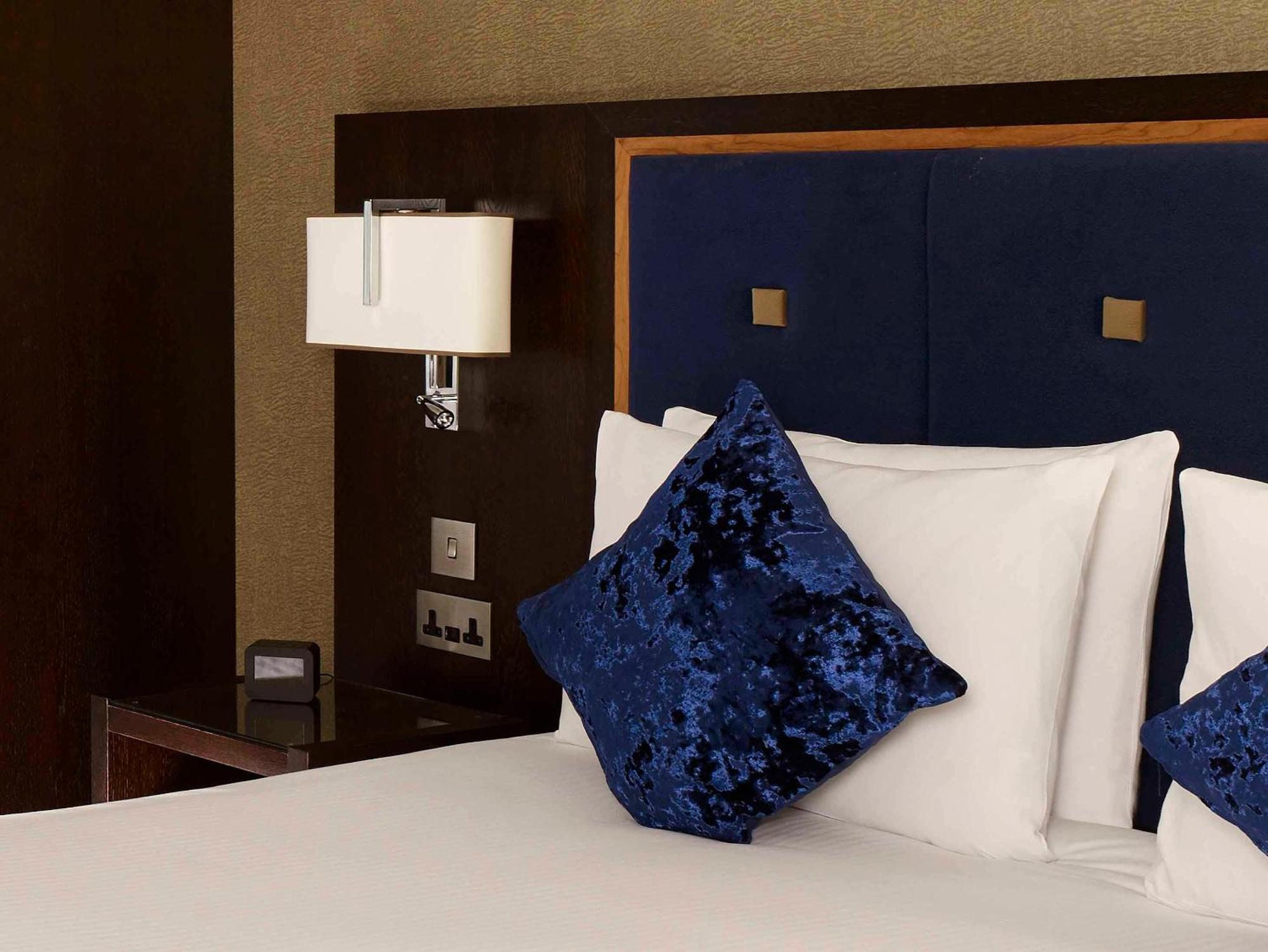 Doubletree By Hilton Woking Hotell Eksteriør bilde