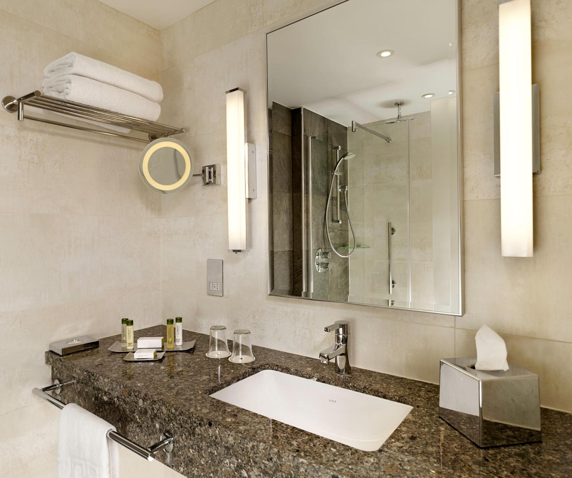 Doubletree By Hilton Woking Hotell Eksteriør bilde