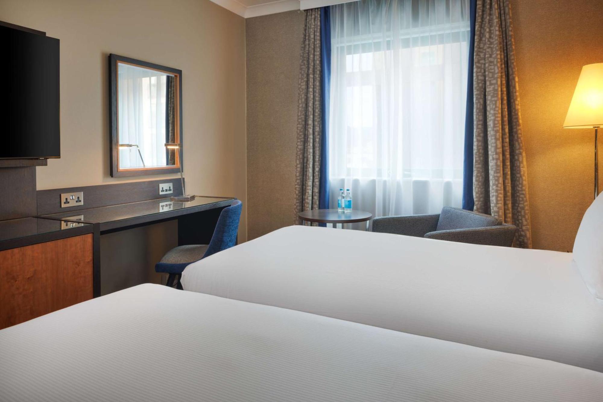 Doubletree By Hilton Woking Hotell Eksteriør bilde