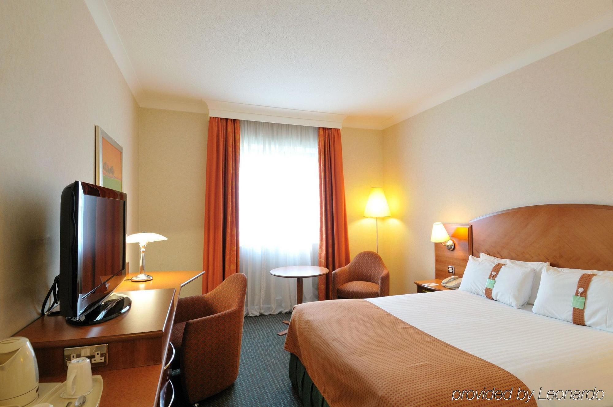 Doubletree By Hilton Woking Hotell Rom bilde