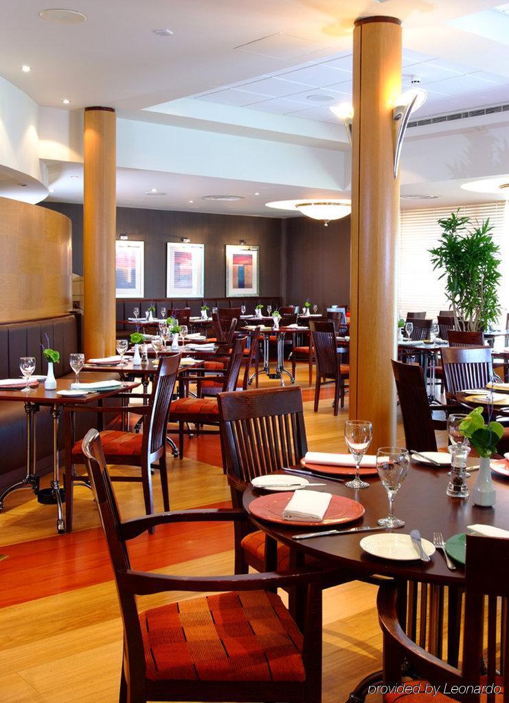 Doubletree By Hilton Woking Hotell Restaurant bilde