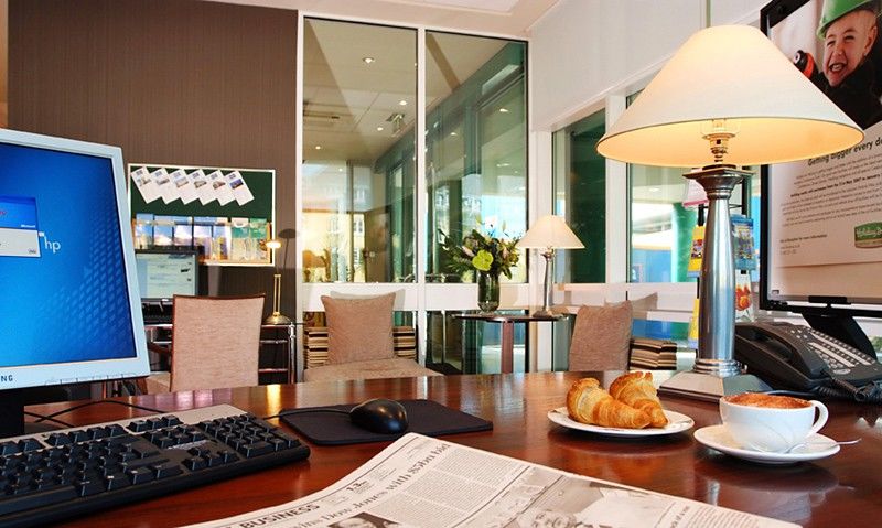 Doubletree By Hilton Woking Hotell Eksteriør bilde