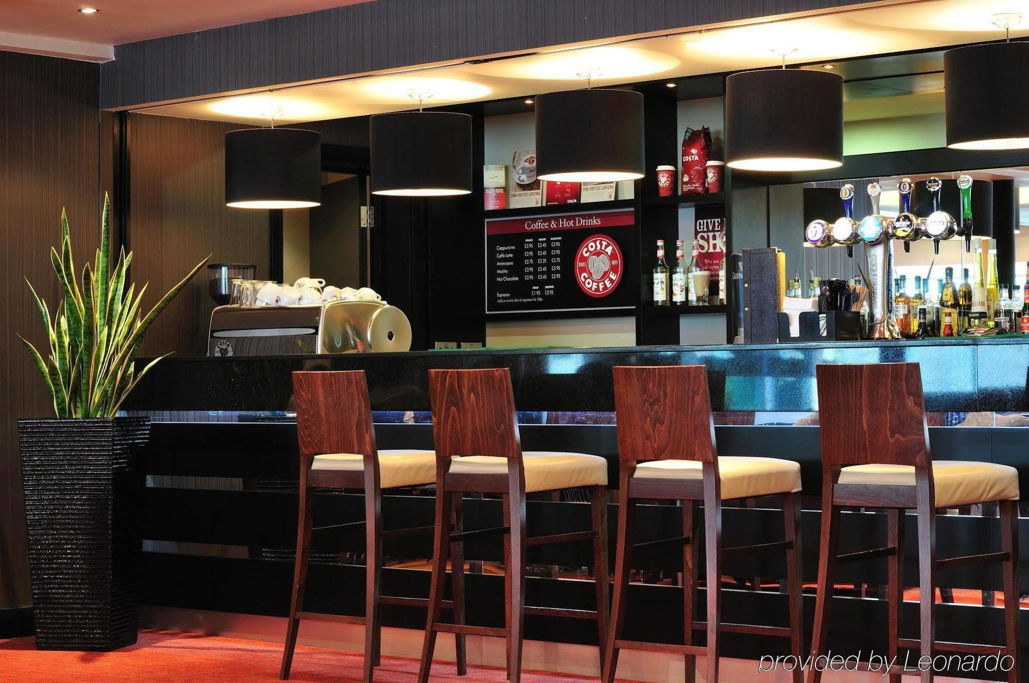 Doubletree By Hilton Woking Hotell Restaurant bilde